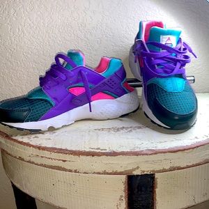 Nike air Huarache run gs in outdoor green/ hyper grape/ hyper pink. 7.